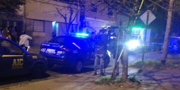 La policía cortó el tránsito sobre Biedma al 2800 después del asesinato.