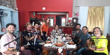 El primer programa del nuevo experimento de Los Nocheros, con Los Tekis como invitados.