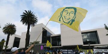 Familiares y amigos del joven de 23 años se reunieron en Sarmiento y Rueda.