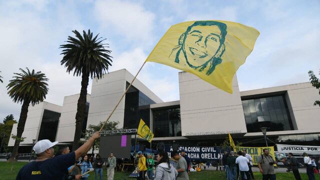 Familiares y amigos del joven de 23 años se reunieron en Sarmiento y Rueda.