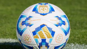 Pelota del fútbol argentino.