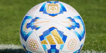 Pelota del fútbol argentino.