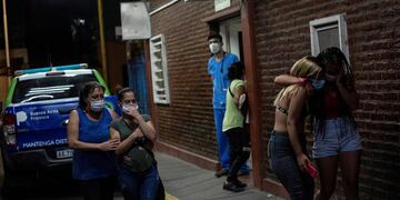 Familiares y amigos de personas que fueron envenenadas con cocaína adulterada. (AP Photo/Rodrigo Abd)