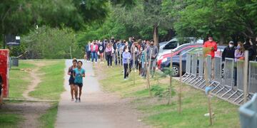 Largas filas para testearse durante Semana Santa en Córdoba (José Hernández)