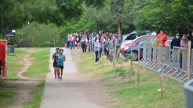 Largas filas para testearse durante Semana Santa en Córdoba (José Hernández)