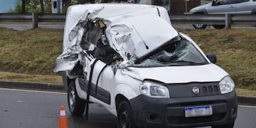 Así quedó el utilitario que chocó contra un camión. "No vi el camión por la lluvia", declaró el conductor.