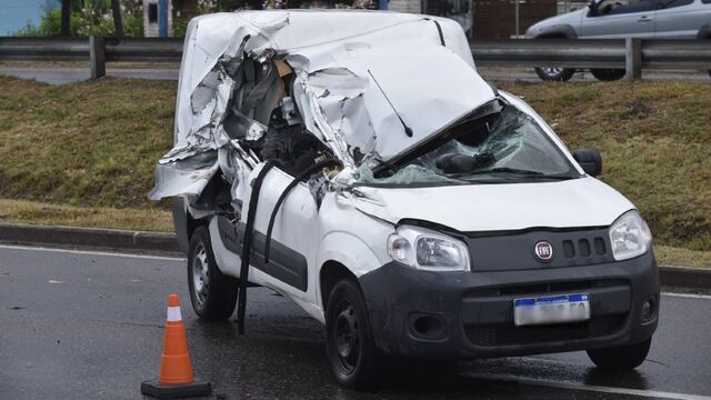 Así quedó el utilitario que chocó contra un camión. "No vi el camión por la lluvia", declaró el conductor.