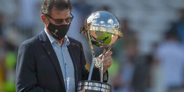 El gran Mario Kempes entró portando el trofeo en el estadio que lleva su nombre.