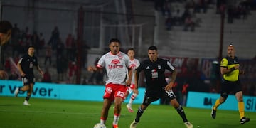 Damián Puebla en acción. Instituto necesita los tres puntos ante Riestra.