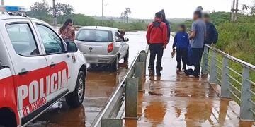 Bomberos rescataron a dos menores arrastrados por un arroyo en Posadas.