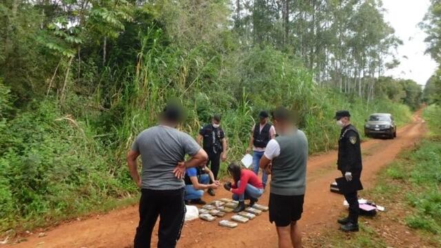 Jardín América: secuestran marihuana en un camino rural.