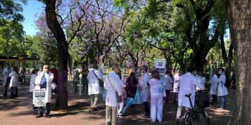 Enfermeros porteños se manifiestan este martes frente al ministerio de Salud.