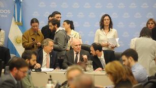 De izquierda a derecha, los diputados Nicolás Mayoraz, José Luis Espert y Santiago Santurio, presidentes de las comisiones que debaten la Ley Bases (Foto: Federico López Claro)