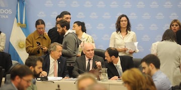 De izquierda a derecha, los diputados Nicolás Mayoraz, José Luis Espert y Santiago Santurio, presidentes de las comisiones que debaten la Ley Bases (Foto: Federico López Claro)
