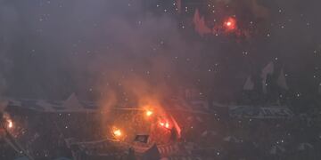 En llamas. Los hinchas de Talleres armaron un fiestón en el Kempes (Facundo Luque / La Voz).