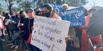 Jardín América: marcharon en solidaridad con la joven víctima de violencia que escapó de Paraguay con su pequeña hija.