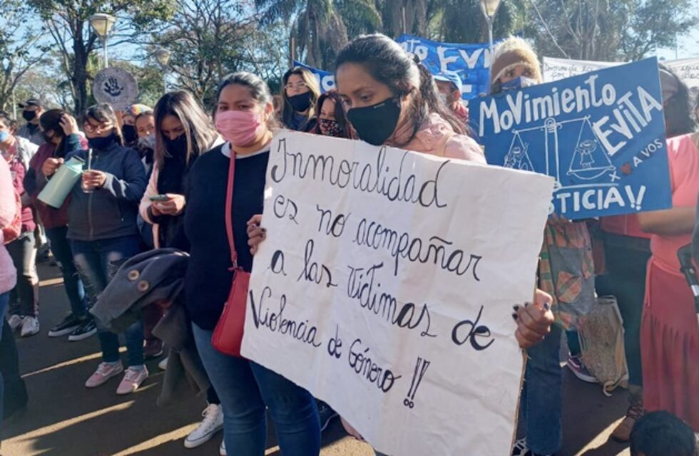 Jardín América: marcharon en solidaridad con la joven víctima de violencia que escapó de Paraguay con su pequeña hija