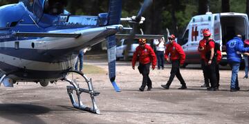 Helicóptero de rescate en el hospital de Santa Rosa de Calamuchita. Bajaron ahí a tres jóvenes de un contingente, con descomposturas. Una cuarta persona con presunto ACV fue trasladada a Córdoba capital. (La Voz)