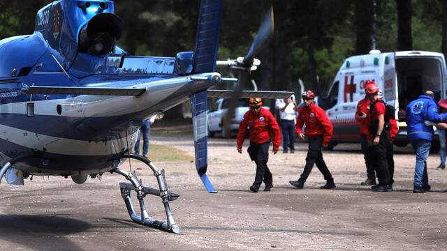 Helicóptero de rescate en el hospital de Santa Rosa de Calamuchita. Bajaron ahí a tres jóvenes de un contingente, con descomposturas. Una cuarta persona con presunto ACV fue trasladada a Córdoba capital. (La Voz)