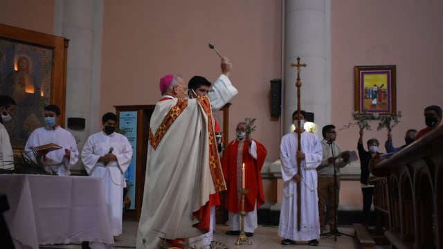 Moseñor Eduardo MAría Taussig presidio la celebración del Domingo de Ramos en la Catedral de San Rafael.