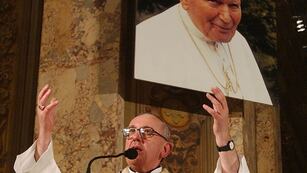 Viralizan el video de cuando Juan Pablo II nombró cardenal a Jorge Bergoglio