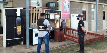 Los muebles fueron adquiridos por una joven del barrio Las Tacuaritas, quien los entregó voluntariamente.