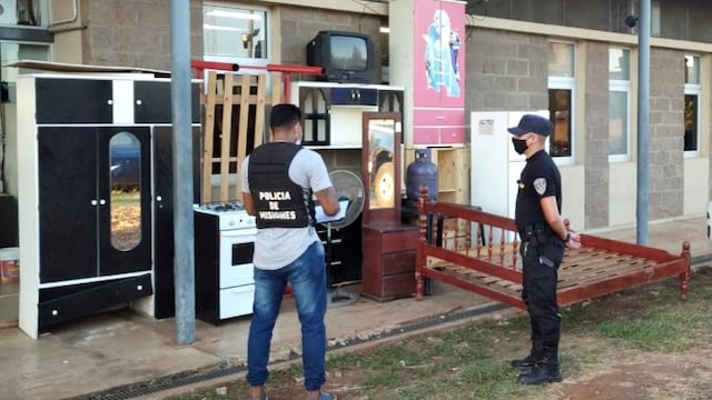 Los muebles fueron adquiridos por una joven del barrio Las Tacuaritas, quien los entregó voluntariamente.