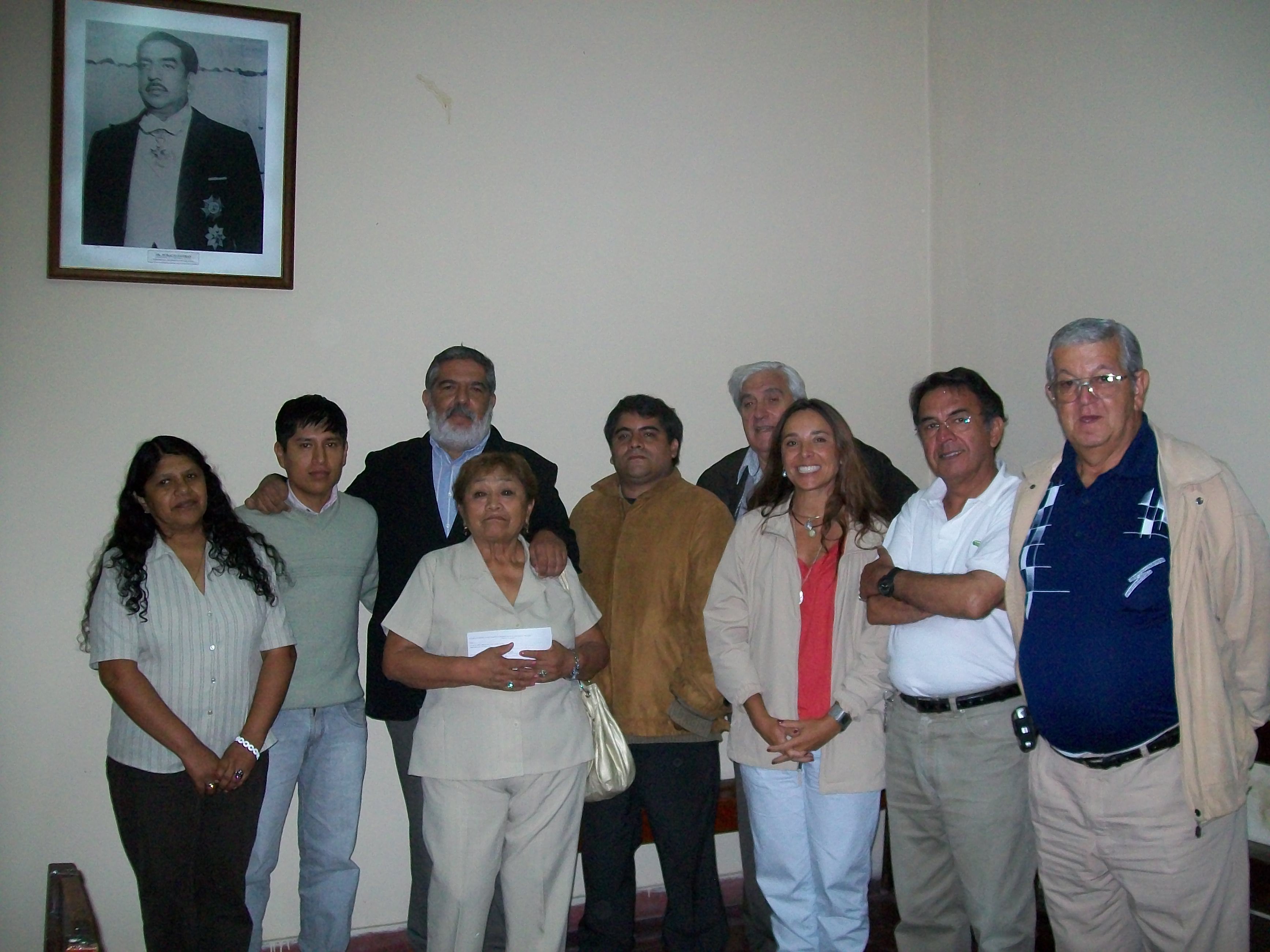 Fotografía de archivo de febrero de 2011, previa a una reunión del Congreso Provincial del MPJ, donde entre otros dirigentes están Bárbara Andreussi, Jorge Lorente y Hugo Manzur. Atrás, el retrato del líder partidario Horacio Guzmán.