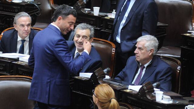 Los diputados Rodrigo De Loredo (UCR) y Carlos Gutiérrez (Hacemos) en el recinto (Foto: Federico López Claro)
