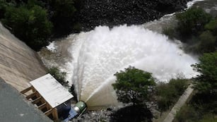 LA COLA DE LA NOVIA. Debido al importante caudal de agua que ingresó al lago San Roque, en virtud de las lluvias registradas en los ríos que conforman su cuenca, la secretaría de Recursos Hídricos determinó abrir la válvula 1 del Dique San Roque en