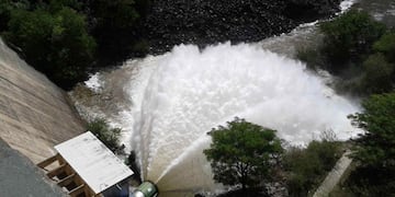 LA COLA DE LA NOVIA. Debido al importante caudal de agua que ingresó al lago San Roque, en virtud de las lluvias registradas en los ríos que conforman su cuenca, la secretaría de Recursos Hídricos determinó abrir la válvula 1 del Dique San Roque en