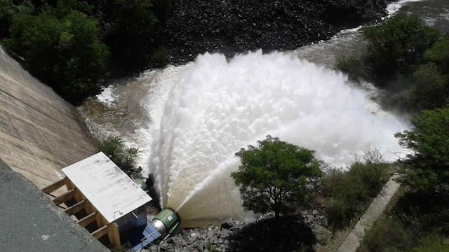 LA COLA DE LA NOVIA. Debido al importante caudal de agua que ingresó al lago San Roque, en virtud de las lluvias registradas en los ríos que conforman su cuenca, la secretaría de Recursos Hídricos determinó abrir la válvula 1 del Dique San Roque en