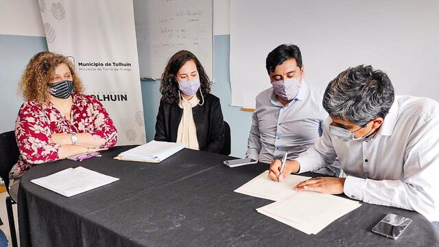 Castiglione participó del traspaso de la titularidad para el predio de la delegación en Tolhuin.