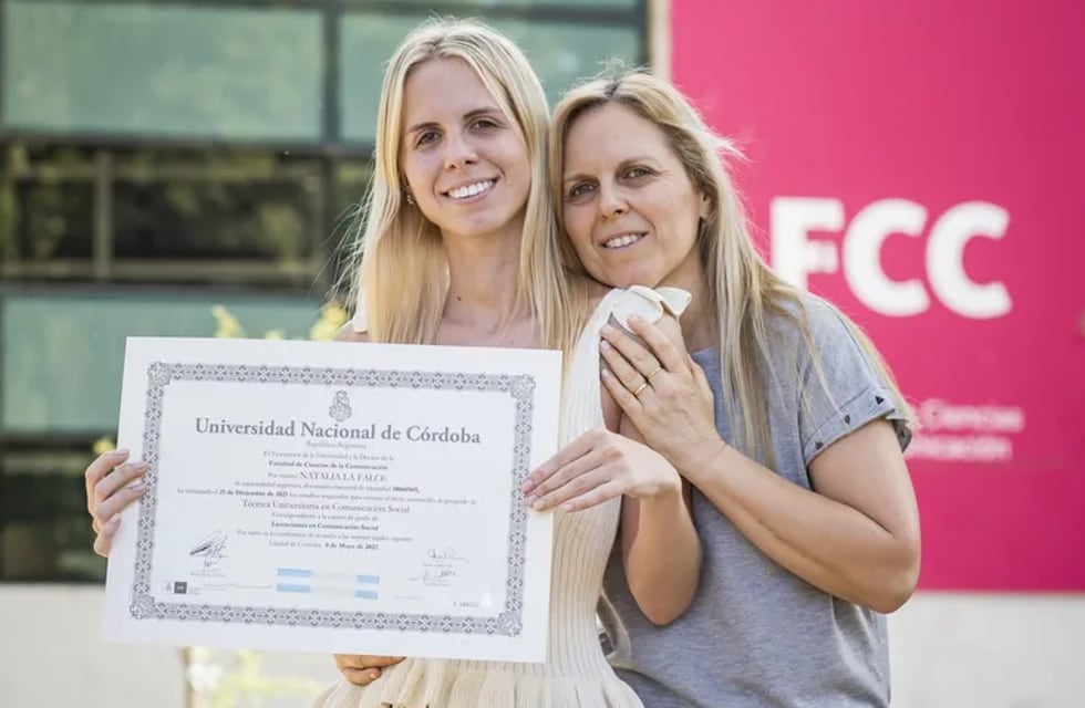 Le diagnosticaron cáncer, pero no bajó los brazos, rindió en medio de la quimio y se recibió en Córdoba