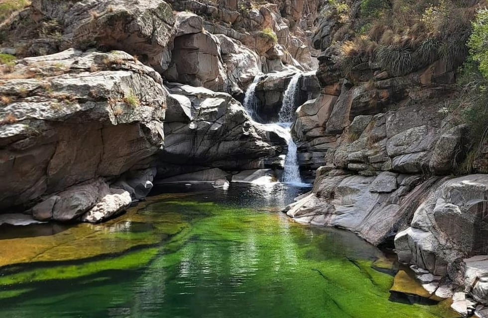 Olla de aguas cristalinas con un majestuoso salto: así es el “oasis del amor” escondido en Córdoba