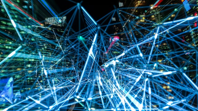 La inteligencia artificial permite a los delincuentes replicar la voz con solo una muestra de un audio con pocas frases.