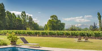 El encantador pueblito mendocino entre viñedos, montañas y frutales para disfrutar este fin de semana largo.