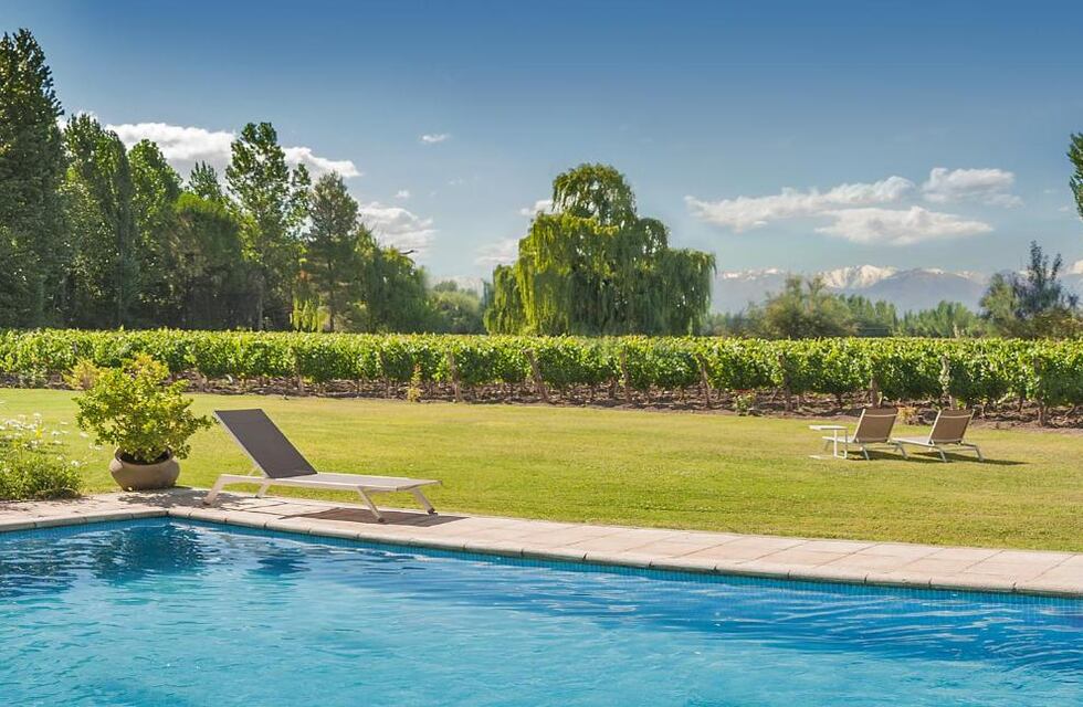 El encantador pueblito mendocino entre viñedos, montañas y frutales para disfrutar este fin de semana largo