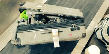 Apertura de la valija del sujeto que dijo tener una bomba en el Aeropuerto de Rosario
