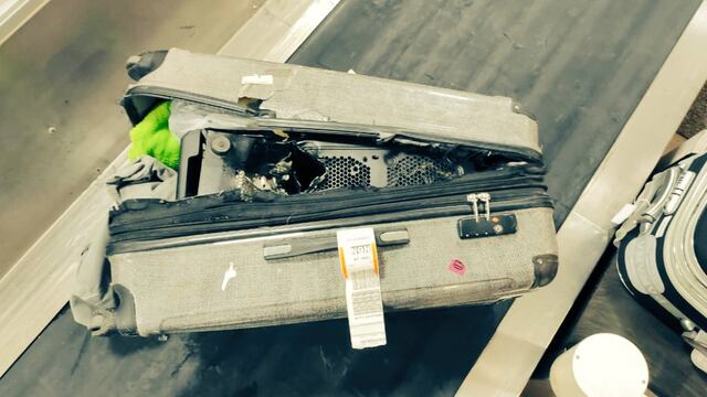 Apertura de la valija del sujeto que dijo tener una bomba en el Aeropuerto de Rosario
