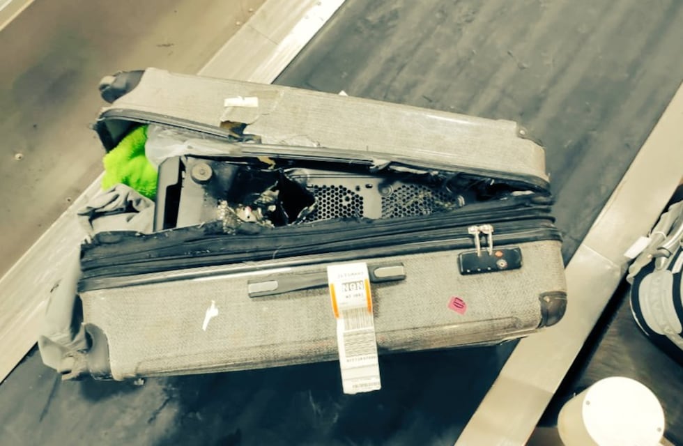 Cómo fue la impactante apertura de la valija de un pasajero que amenazó con una bomba