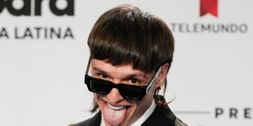 Peso Pluma llega a los Premios Billboard de la Música Latina el jueves 5 de octubre de 2023, en Coral Gables, Florida. (Foto AP/Rebecca Blackwell)