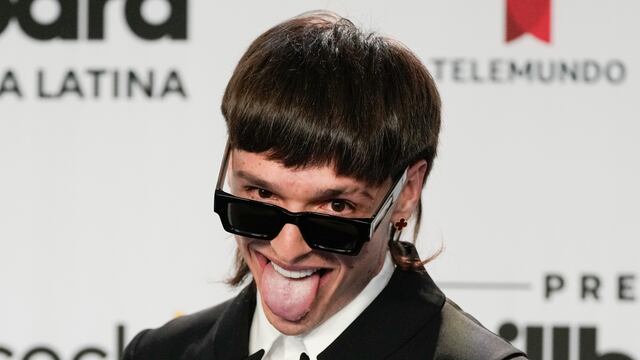 Peso Pluma llega a los Premios Billboard de la Música Latina el jueves 5 de octubre de 2023, en Coral Gables, Florida. (Foto AP/Rebecca Blackwell)