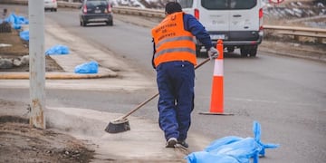 Operativo de barrido y limpieza de avenidas y rotondas de Ushuaia