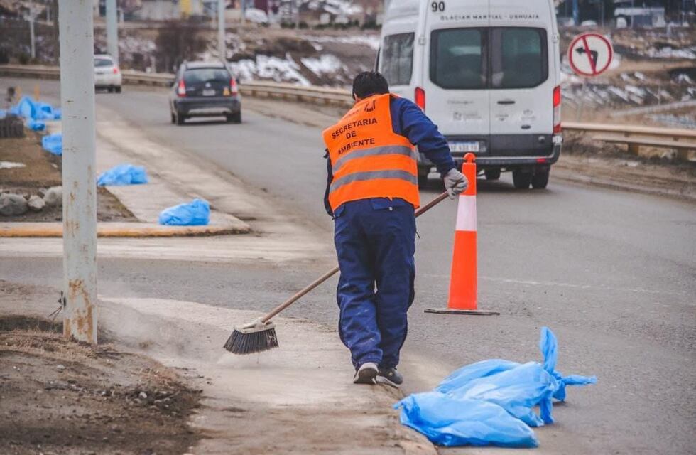 Operativo de barrido y limpieza de avenidas y rotondas de Ushuaia