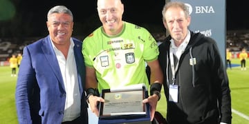 Pitana recibiendo la distinción.
