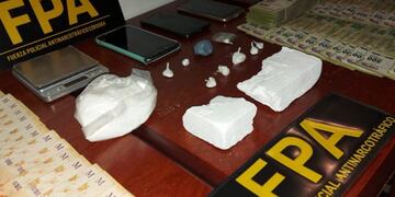 Los efectivos secuestraron droga, celulares, una balanza y dinero.
