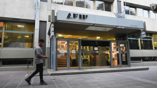 Frente del edificio de AFIP ubicado en Av. San Martin y Garibaldi de Ciudad