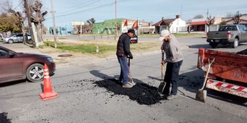 Trabajos de bacheo en distintos puntos de Tres Arroyos