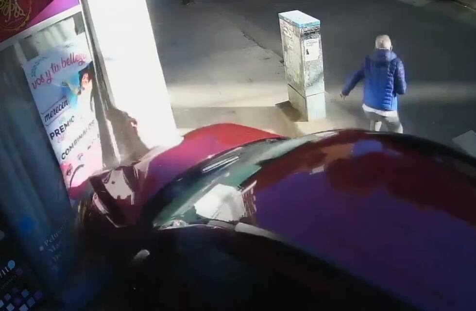 Zafó por centímetros de ser atropellado en un choque y el video se viralizó